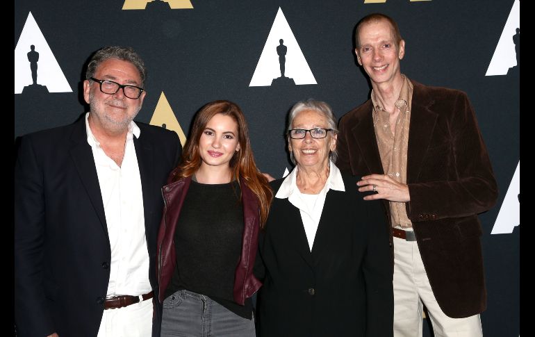 El fotógrafo Guillermo Navarro, la actriz Ivana Baquero, la productora Bertha Navarro y el actor Doug Jones posan para los medios. AFP/T. Boddi