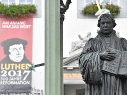 Estatua de Martín Lutero en Wittenberg, Alemania, ciudad donde el clérigo difundió sus '95 tesis', que a la postre causarían un cisma en la Iglesia Católica. AFP/J.McDougall