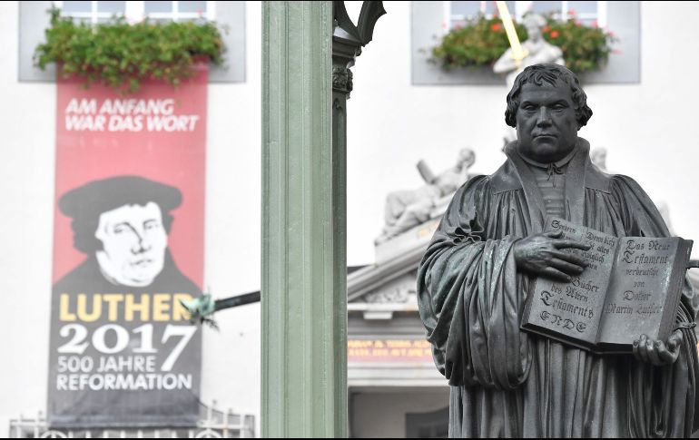 Estatua de Martín Lutero en Wittenberg, Alemania, ciudad donde el clérigo difundió sus '95 tesis', que a la postre causarían un cisma en la Iglesia Católica. AFP/J.McDougall