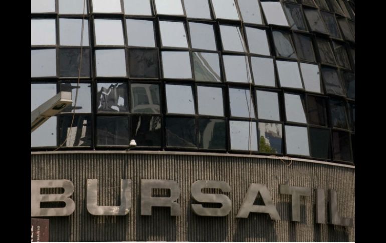 En el mercado accionario local se opera un volumen de 6.9 millones de títulos, por un importe económico de 160.6 millones de pesos. AFP / ARCHIVO