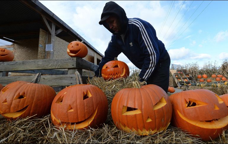 Las celebraciones de Halloween, con la elaboración de figuras con calabazas, los disfraces y las fiestas, son cada vez más populares en Polonia pese a la oposición de la Iglesia. AP / C. Sokolowski
