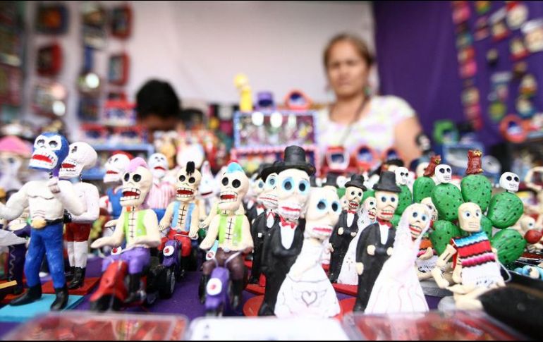 En las decenas de puestos instalados en el Parque Morelos se vende una infinidad de productos para adornar el altar de muertos. EL INFORMADOR / ARCHIVO