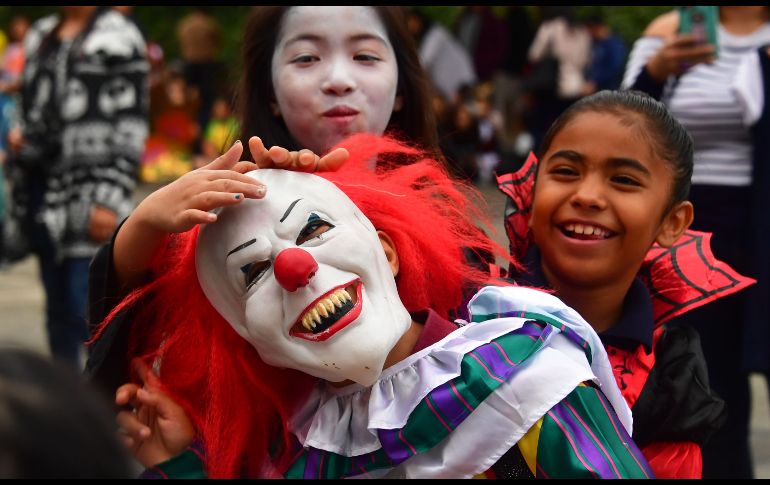 Niños se divierten en Monterey Park, California.
