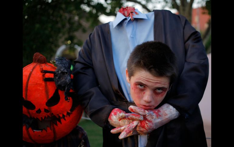Un niño luce su disfraz en Johannesburgo, Sudáfrica.