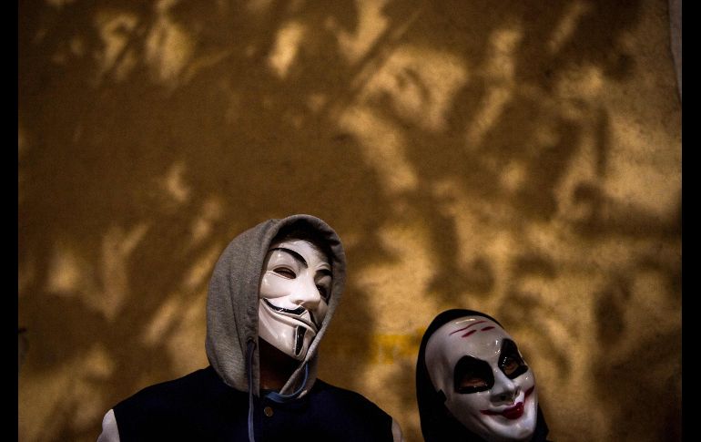 Jóvenes con máscaras en Pristina, Kosovo.