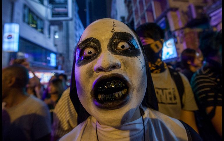 El 31 de octubre llegó y las celebraciones de Halloween se extienden alrededor del mundo. Los disfraces y maquillaje para el efecto aterrador se ven en Hong Kong,.