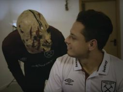 Los jugadores se colocaron unos lentes de realidad virtual y al quitárselos eran asustados por una persona con máscara; tras la broma, Hernández deseó un feliz Halloween a los seguidores del equipo. ESPECIAL / whufc.com