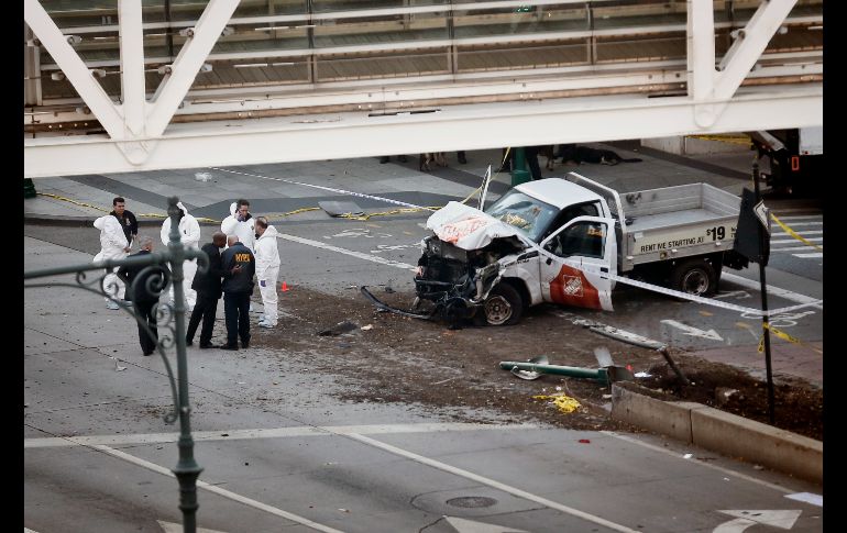 El vehículo con el cual un hombre de 29 años embistió a peatones y ciclistas. El conductor fue baleado por la policía después de salir del vehículo empuñando lo que resultaron ser pistolas falsas .