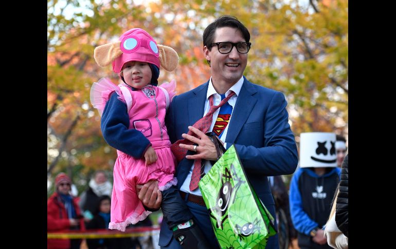 El primer ministro de Canadá, Justin Trudeau, salió como Clark Kent, a pedir dulces con su hijo Hadrien en Ottawa.