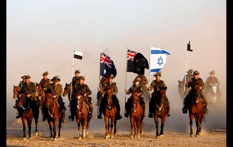 Jinetes en uniformes de la Primera Guerra Mundial de Australia y Nueva Zelanda cabalgan por el desierto cerca de Beersheba, Israel, en un evento del centenario de la batalla de Beersheba. EFE/A. Sultan