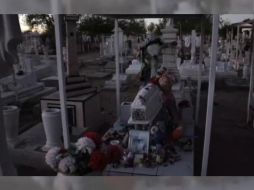 En el epitafio de Carlos Angulo F. se puede leer que nació el 3 de octubre de 1929 y murió el 1 de enero de 1940. YOUTUBE / Azteca Sonora