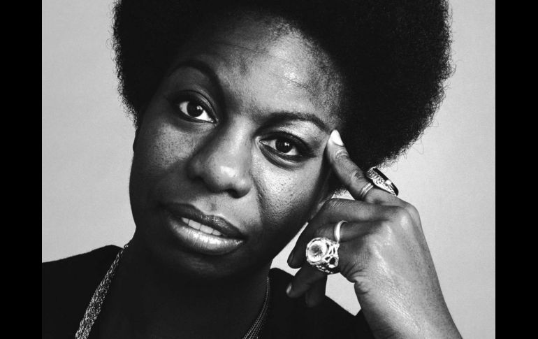 Ejemplo. Nina Simone también fue activista por derechos civiles. ESPECIAL