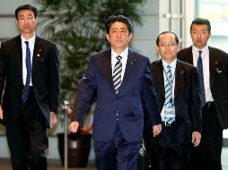 El primer ministro japonés, Shinzo Abe (c), llega a su oficina tras ser reelegido en el cargo durante la sesión de apertura de la Cámara baja del Parlamento. EFE/K. Mayama