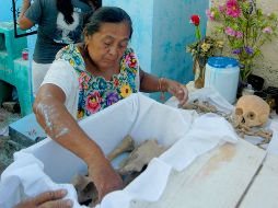 Los habitantes de Pomuch extraen los huesos de los nichos y los limpian; una tradición que es vista como un gesto de 