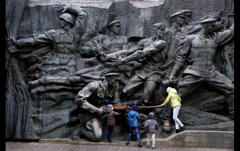 Niños juegan en el monumento al Soldado Desconocido, en memoria de los participantes en la Segunda Guerra Mundial, en Kiev. AP/E. Lukatsky