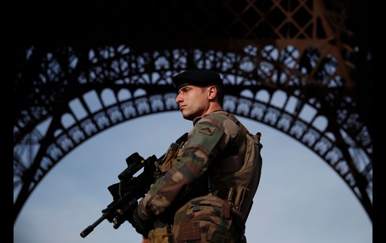 Un soldado vigila bajo la torre Eiffel. Francia marca el fin dos años en estado de emergencia debibo a atentados terroristas. AP/C. Harman