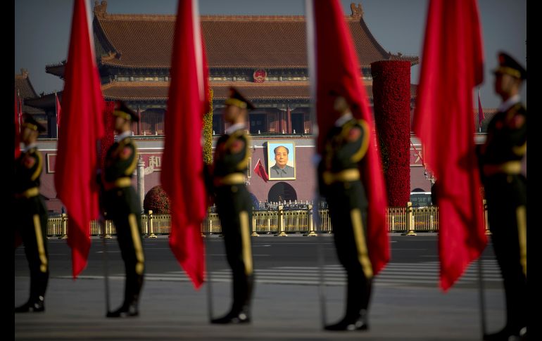Un retrato del líder chino Mao Zedong se ve mientras integrantes de la guardia de honor se preparan para la ceremonia de bienvenida al primer ministro ruso Dmitry Medvedev, en el Gran Salón del Pueblo de Pekín. AP/M. Schiefelbein