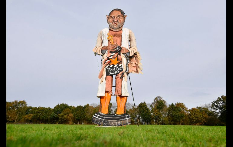 Una figura del productor Harvey Weinstein, caído en desgracia amte acusaciones de abuso sexual, se muestra en Edenbridge, Inglaterra. La efigie se se quemará en las celabraciones de la noche de fogatas del 4 de noviembre. AFP/B. Stansall