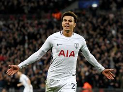 Delle Ali celebra uno de los dos goles que anotó hoy para el Tottenham. EFE/F. Arrizabalaga