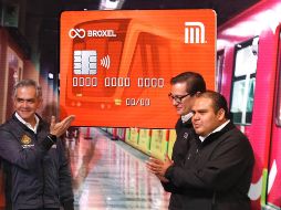 Miguel Ángel Mancera, jefe de Gobierno capitalino, explicó que se trata de una tarjeta de débito. SUN / A. Salinas