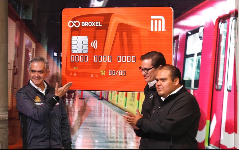 Miguel Ángel Mancera, jefe de Gobierno capitalino, explicó que se trata de una tarjeta de débito. SUN / A. Salinas