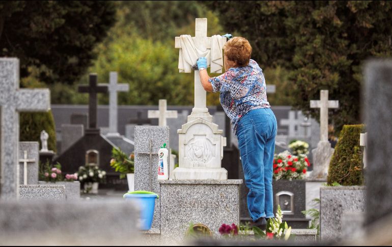 Las personas mayores se acercan a los cementerios silenciosas y vestidas de luto. EFE / E. Trigo