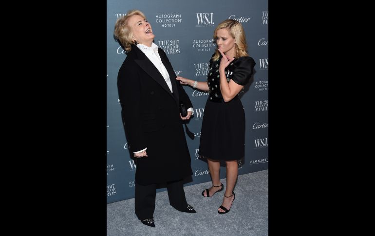 Las actrices Candice Bergen y Reese Witherspoon asisten a la entrega de los 