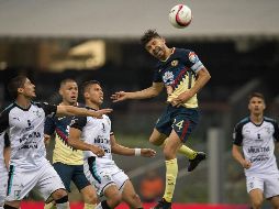 Oribe Peralta peina de cabeza el esférico y anota el primero contra Querétaro. MEXSPORT/J. Ramírez