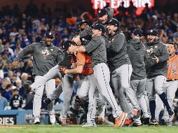 Jugadores de los Astros de Houston estallan en júbilo en el centro del diamante tras concretar la victoria ayer ante los Dodgers y conseguir su primera corona en las Grandes Ligas. AFP/H. How