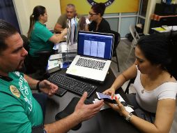 Economistas consultados por Banxico prevén una menor inflación para este año, pero un dólar más caro. AFP/J. Raedle