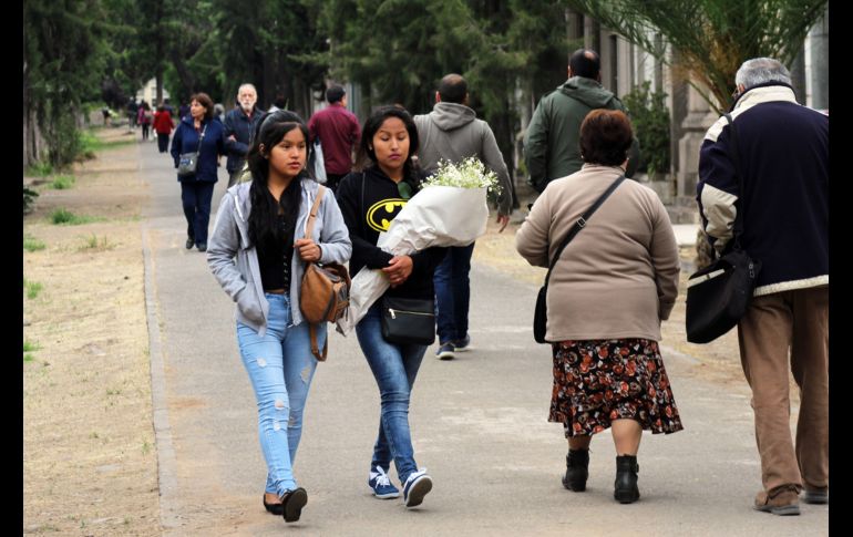 Muchos visitantes aprovechan la visita a sus seres queridos de este miércoles para también dejar una flor en el mausoleo de algún personaje famoso. NTX/A. Sepúlveda