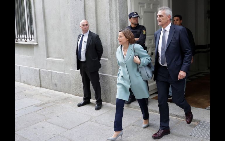 Carme Forcadell a su salida de la sede del Tribunal Supremo, donde hoy estaba citada, junto al resto de los componentes de la Mesa del Parlament, para declarar como imputados por delitos de rebelión, sedición y malversación. EFE