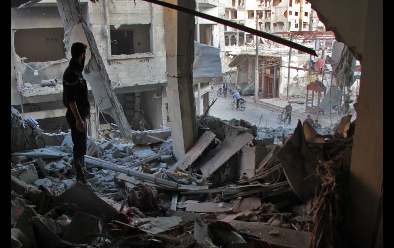 Un sirio se para en una vivienda destruida por bombardeos aéreos del gobierno, que dejaron al menos cuatro civiles muertos, en Douma, controlada por combatientes rebeldes. AFP/H. Al-Ajweh