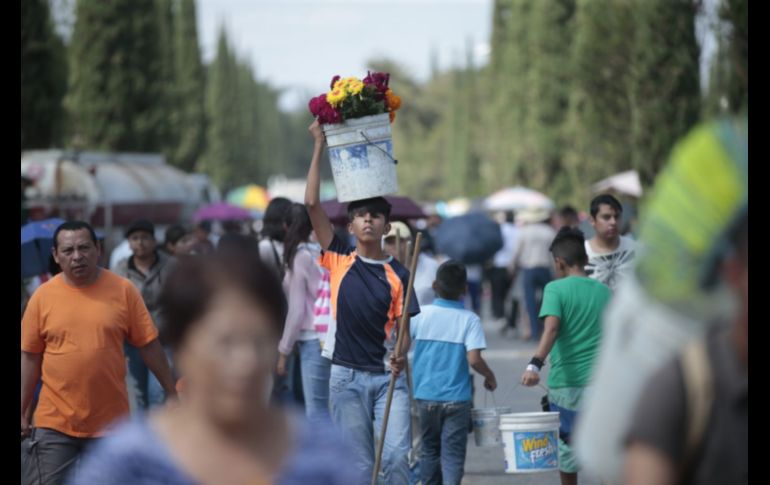 Miles de personas acuden este jueves a los panteones de la Zona Metropolitana de Guadalajara para visitar a sus difuntos. EL INFORMADOR/F. Atilano