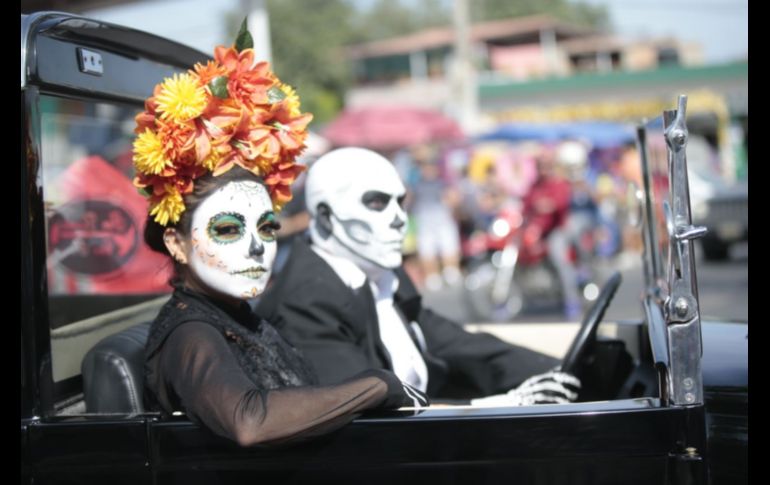 La catrina y el catrín también llegan al panteón. EL INFORMADOR/F. Atilano