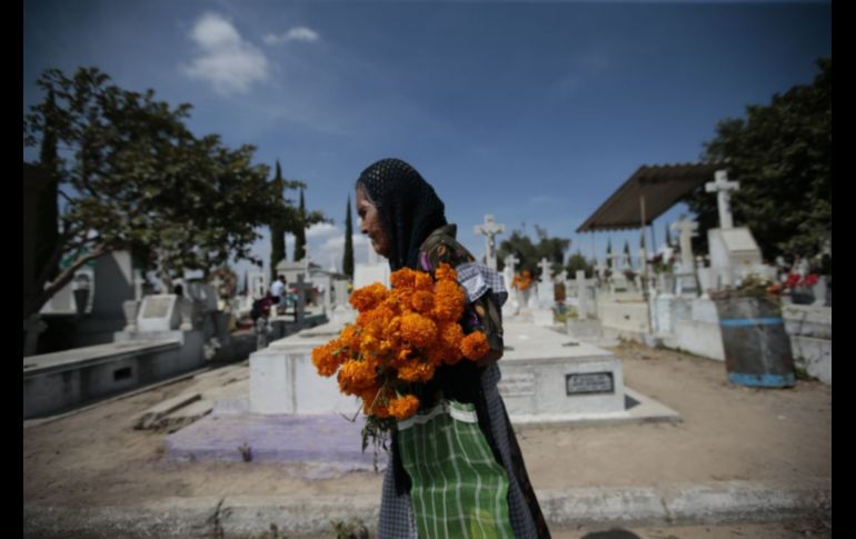 Hasta las 13:00 horas, el Ayuntamiento tapatío reportó 321 mil 64 asistentes a panteones del municipio. EL INFORMADOR/F. Atilano