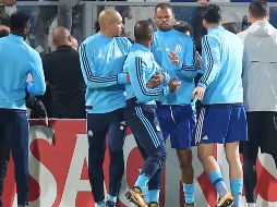 La patada le costó la expulsión a Evra (C). AP/L. Vieira