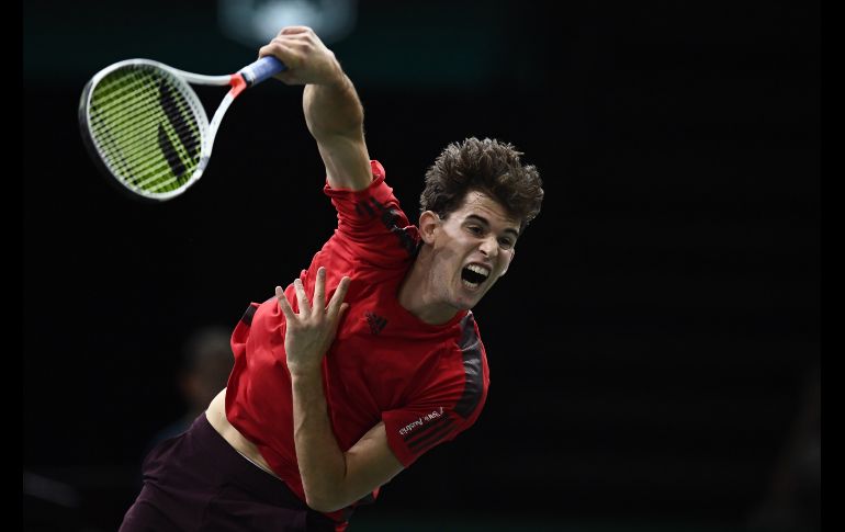 El austriaco Dominic Thiem sirve en un partido de tenis ante el español  Fernando Verdasco, en el Masters 1000 de París-Bercy. AFP/C. Simon