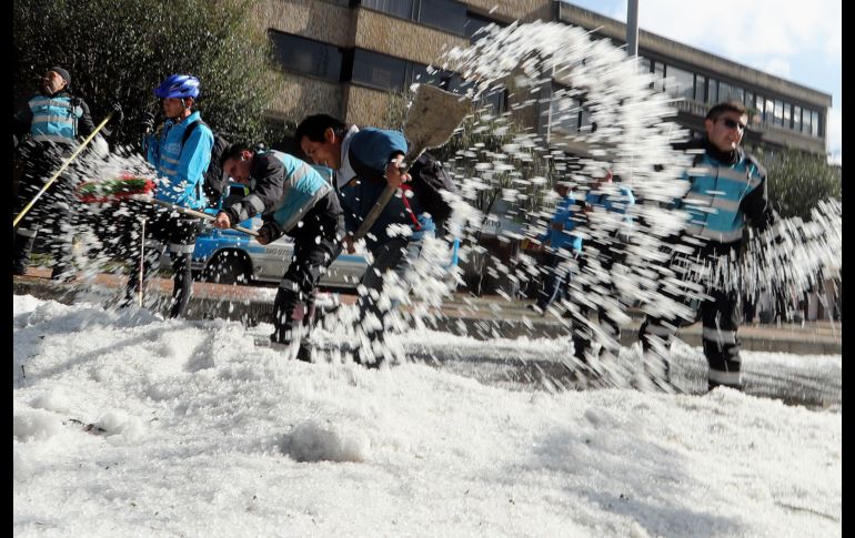 Trabajadores de la alcaldía retiran granizo en Bogotá, Colombia, luego del inusual temporal de anoche en la ciudad y que causó grandes trastornos pero no víctimas. EFE/M. Dueñas