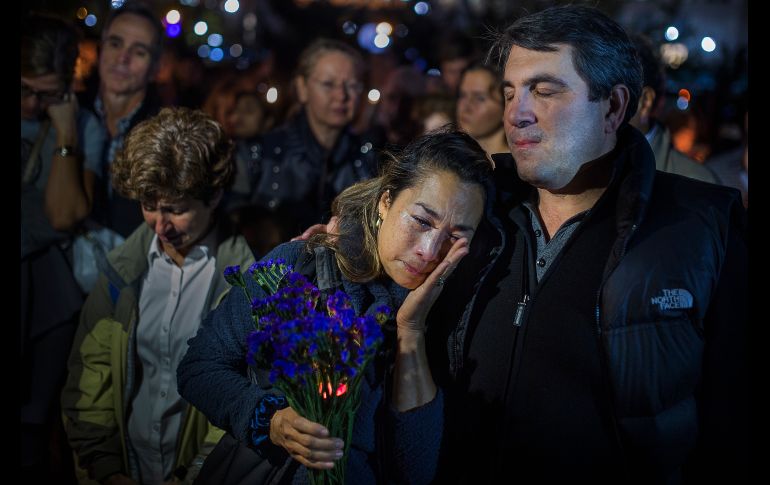 Una mujer llora al acudir a una vigilia en memoria de las víctimas del atentado de esta semana en Nueva York, que dejó ocho muertos y varios heridos. AP/A. Kudacki