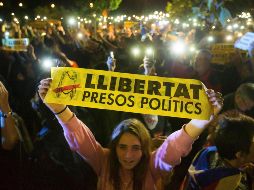 Cientos de catalanes salieron a apoyar a los líderes de la ANC y Omnium Cultural, así como a los ex ministros encarcelados. EFE/E. Fontcuberta