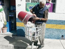 El señor Guadalupe Gallegos explicó que, aunque al principio fue difícil, creó el hábito de clasificar la basura. EL INFORMADOR/A. Camacho