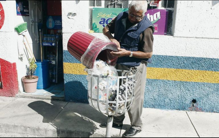El señor Guadalupe Gallegos explicó que, aunque al principio fue difícil, creó el hábito de clasificar la basura. EL INFORMADOR/A. Camacho