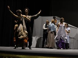 El cuerpo actoral durante los ensayos. EL INFORMADOR/G. Gallo