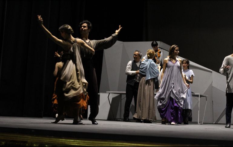 El cuerpo actoral durante los ensayos. EL INFORMADOR/G. Gallo