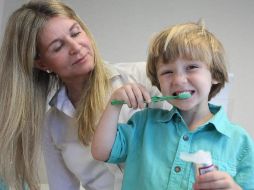 Sugieren cepillar los dientes después de cada comida, usar hilo dental y cambiar cepillo cada tres meses. EFE / ARCHIVO