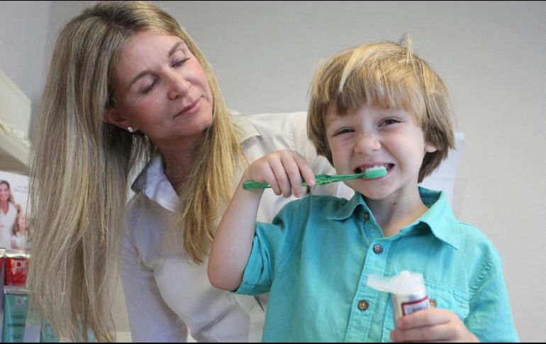 Sugieren cepillar los dientes después de cada comida, usar hilo dental y cambiar cepillo cada tres meses. EFE / ARCHIVO