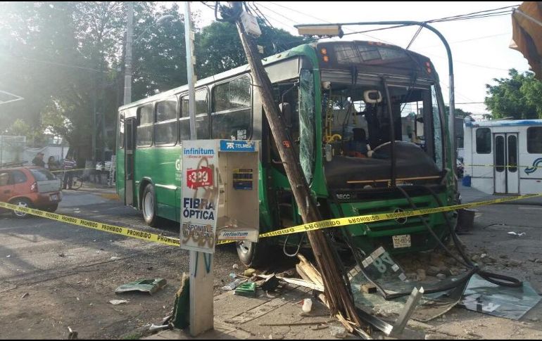 Los pasajeros del camión resultaron ilesos, pero los pasajeros del auto compacto sufrieron lesiones de regulares a graves. ESPECIAL/ BOMBEROS DE GUADALAJARA