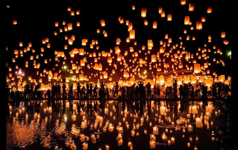 Una multitud libera lámparas durante el festival 