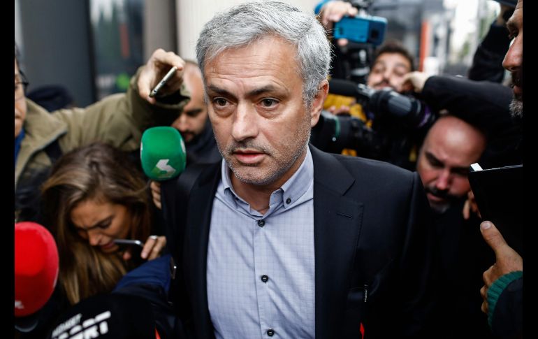 José Mourinho, entrenador de Manchester United, sale de una Corte en Alarcón, España. Mourinho comparecenció ante un juez para contestar preguntas sobre las acusaciones en su contra por fraude tributario. AFP/O. Del Pozo